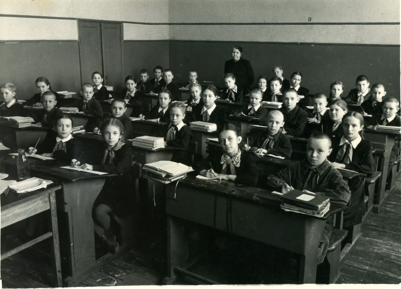 Ученики Советской школы в классе